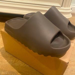 Yeezy slide size 7 adult color: Soot